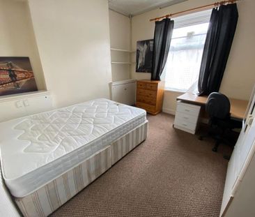 5 bedroom end of terrace house to rent - Photo 1
