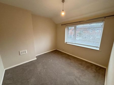 4 bedroom end of terrace house to rent - Photo 2