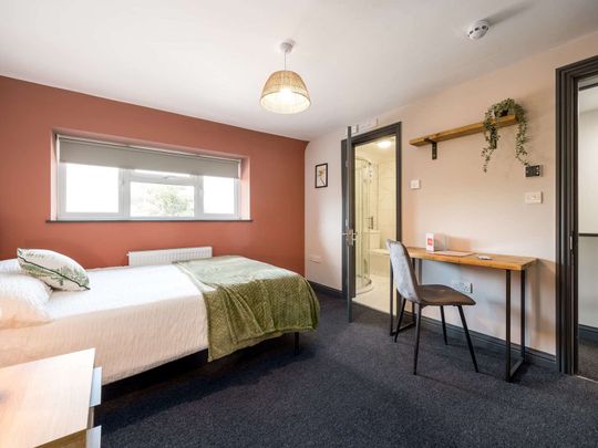 OX Living is proud to present this high-quality 7-bedroom co-living property, perfect for working professionals looking for stylish, stress-free living. Room 4 - Photo 1