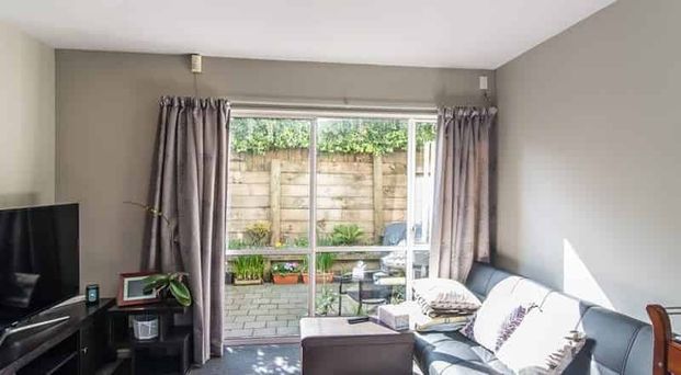 City Townhouse with garage - Photo 1