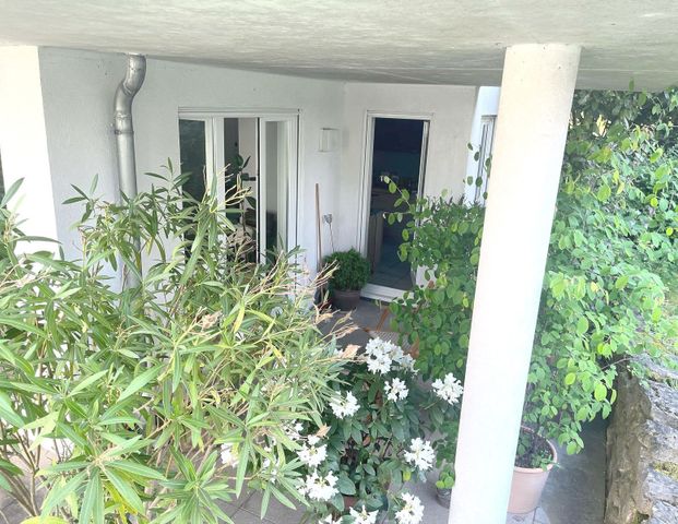 Erstklassige Singlewohnung mit Terrasse in beliebter Lage! Neu renoviert mit neuer Einbauküche!!! - Foto 1