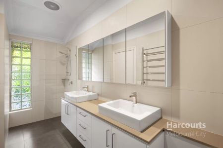 Stylish South Yarra Living - Photo 2