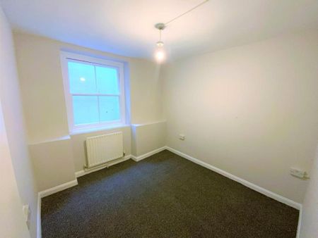 3 bedroom flat to rent - Photo 4