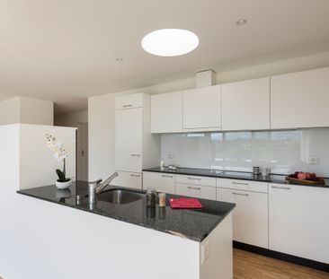 Behind the train station - right at the front! - Foto 1