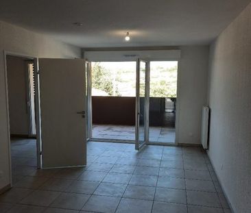 T2 AVEC LOGGIA ET DEUX PARKINGS COUVERTS - Photo 2