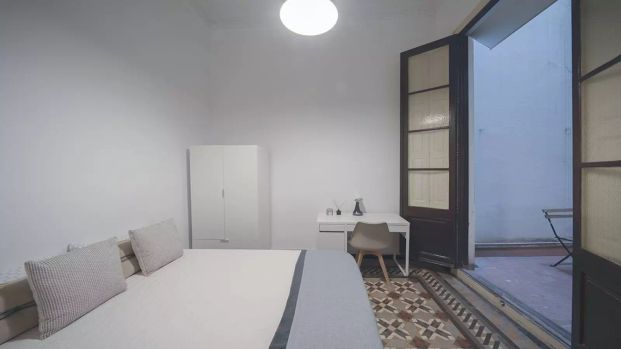 Room in a shared 10-bedroom apartment for rent in el Gòtic, perfect for professionals - Foto 1