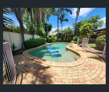 Broadbeach Waters Home With 3 beds 2 Baths Double Garage & Inground... - Photo 1