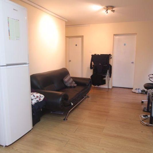 6 bedroom semi-detached house to rent - Photo 1