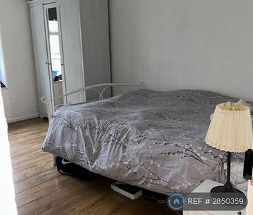 1 bedroom in a flat share to rent - Photo 2