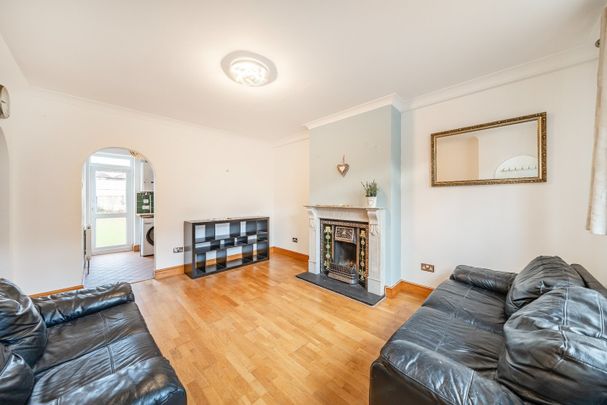 3 Bed Terraced House, Hengist Road, SE12 - Photo 1
