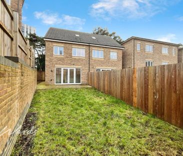 4 bedroom semi-detached house to rent - Photo 6