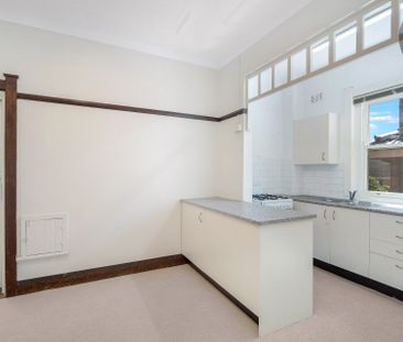 Spacious Art Deco Apartment with Modern Comfort in Prime Location - Photo 6
