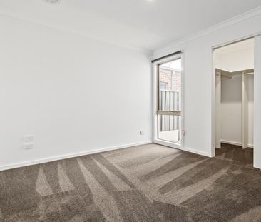 MODERN LIGHT FILLED 3 BEDROOM HOME! - Photo 2