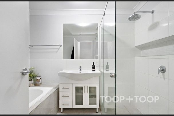 Charming & Modern Apartment in the Heart of St Clair - Photo 1