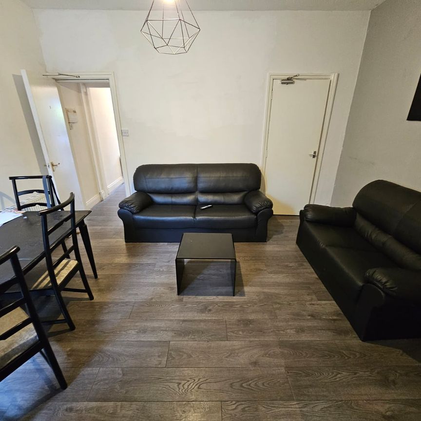 6 Bed - 13 Mayville Place, Hyde Park, Leeds - LS6 1NE - Student - Photo 1