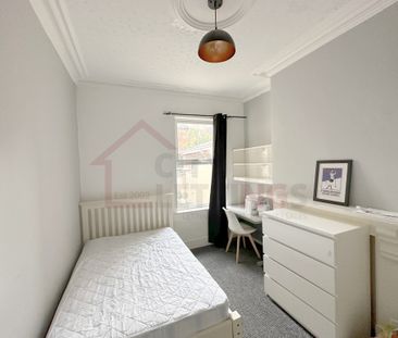 8 Bedroom Mid Terraced House - Photo 2