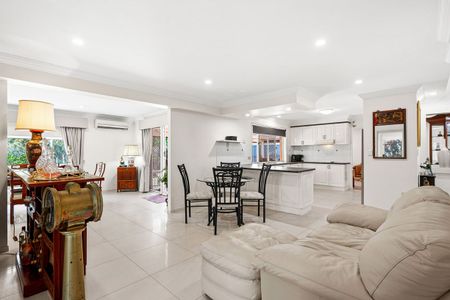 Impressive Executive Residence in Exclusive Estate - Photo 4