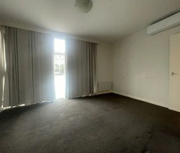 “LIGHT FILLED APARTMENT!” - Photo 3