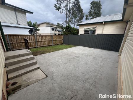 Convenient & Comfortable Living in Bomaderry - Photo 2