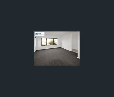 Modern & Spacious Three Bedroom Townhouse in Roxburgh Park! - Photo 1