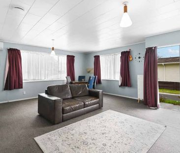 Spacious Two Bedroom Home with Fully Fenced Yard - Photo 1