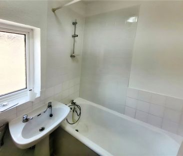 Harvest Road, Englefield Green, Egham, Surrey, TW20 0QS - Photo 1