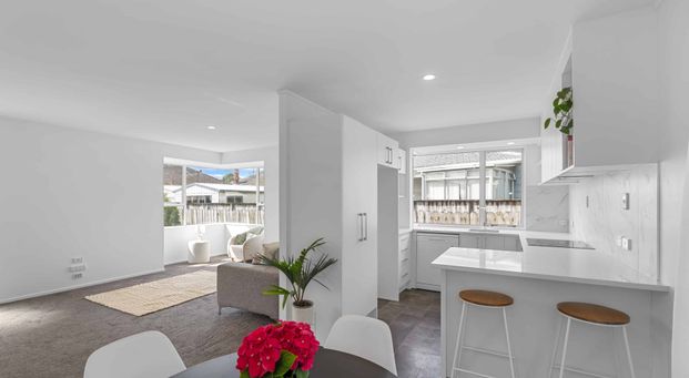 Freshly Renovated 3 Bedroom, 2 Bathroom - Te Atatu South! - Photo 1