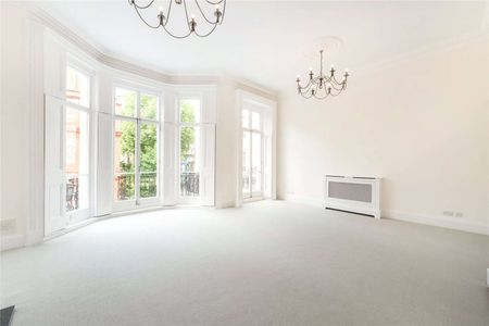 A spacious two bedroom property situated on the first floor of a white stucco fronted period building in South Kensington. - Photo 4