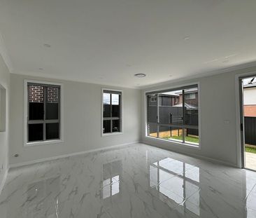Brand New 5 Bedroom Family Home - Photo 1