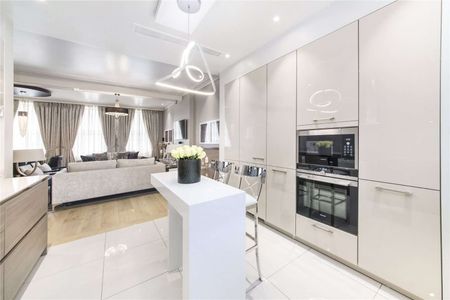 An exceptional and beautifully refurbished two bedroom apartment situated in Knightsbridge. - Photo 2