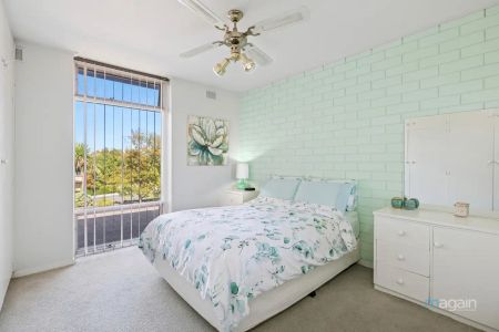 “Family home ready for you to move in” - Photo 2