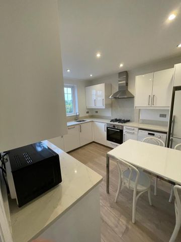 3 bedroom flat to rent - Photo 2