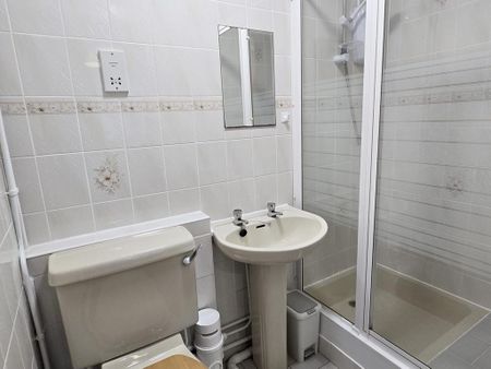 1 bedroom in a house share to rent - Photo 4