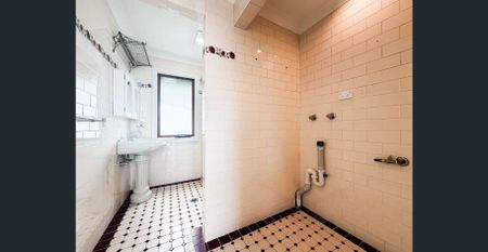 Front-Row Fireworks & Harbour Bridge Views | Newly Renovated 5-Bed Residence - Photo 3