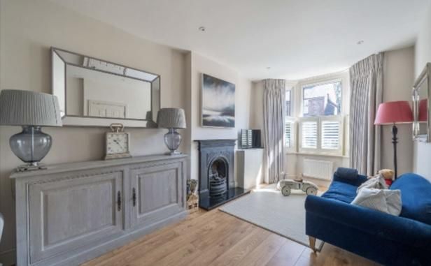 Double room with own bathroom in gorgeous semi just off Cobham High Street - Photo 1