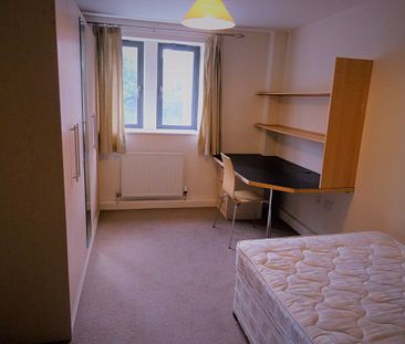 5 bedroom Flat in Kirkstall Lane, Leeds - Photo 4