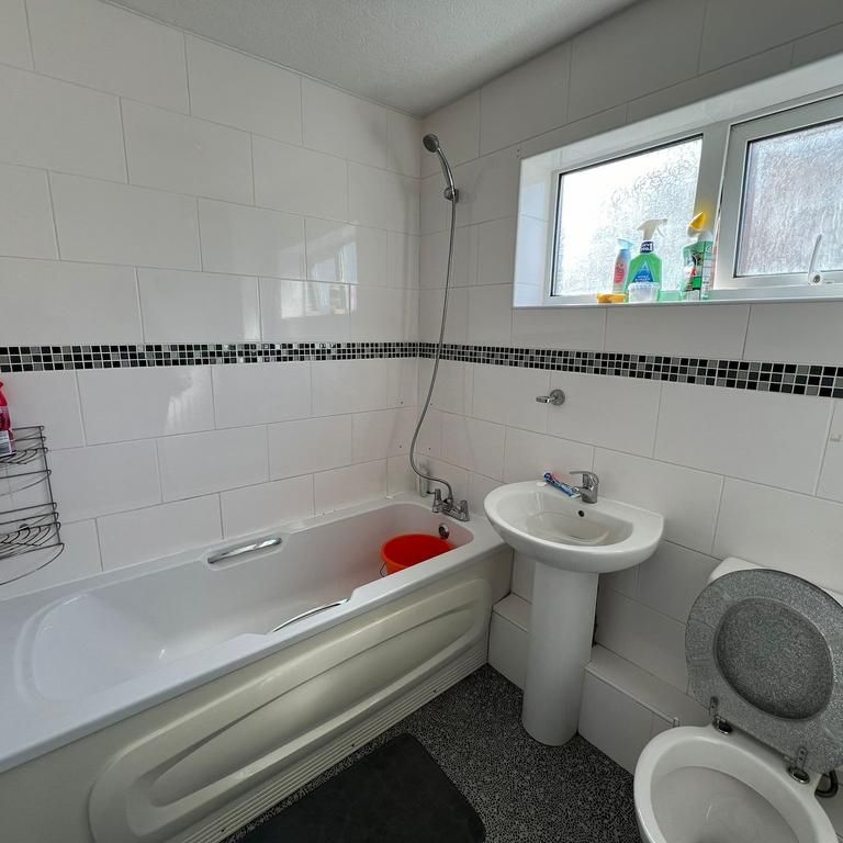 4 bedroom semi-detached house to rent - Photo 1