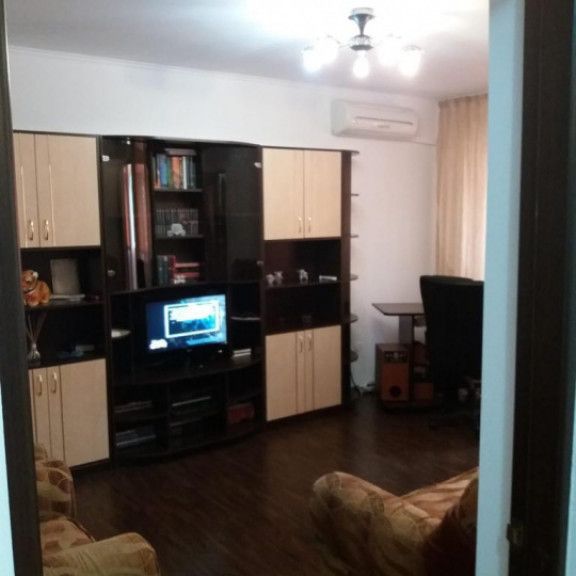 Apartament, 2 camere, decomandat, etajul 1/10, zona 8 Martie - Fotografie 1
