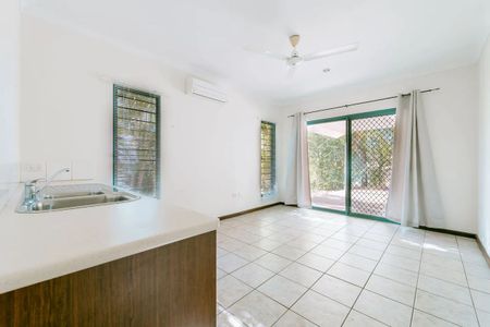 FAMILY RETREAT IN A QUITE CUL-DE-SAC - Photo 2