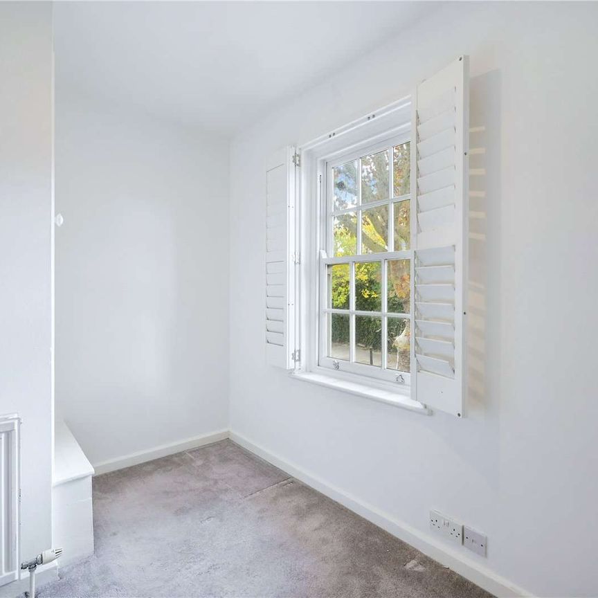 Superbly presented 3 bedroom house with garden and conservatory. - Photo 1