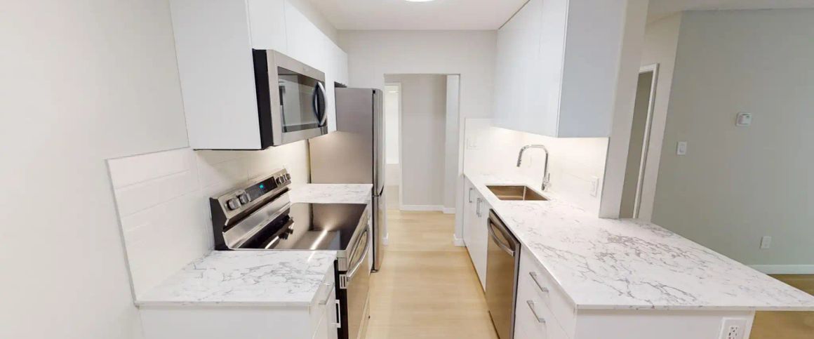 2183 West 44th — 1 Bed Promotional price - Photo 1