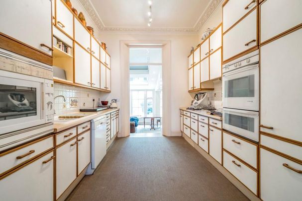 5 bedroom end of terrace house to rent - Photo 1