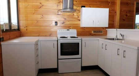 Charming Lockwood Family Home in Raumati South - Photo 3