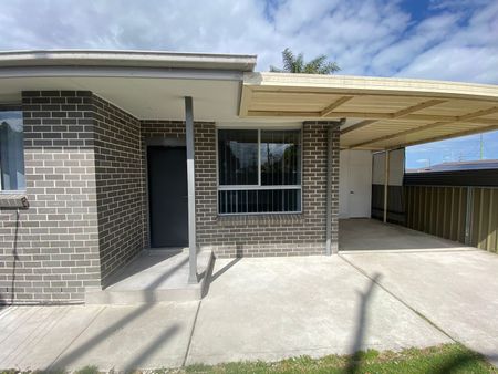 IN THE HEART OF SMITHFIELD! - Photo 2