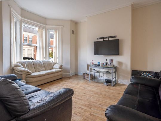 8 bedroom terraced house to rent - Photo 1