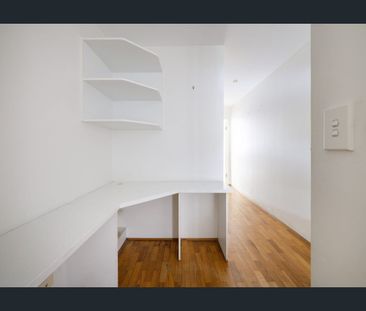 One-bedroom apartment in resort-style complex - Photo 4