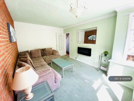 1 bedroom in a house share to rent - Photo 2