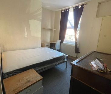 Room in a Shared House, Hessle View, LS6 - Photo 5