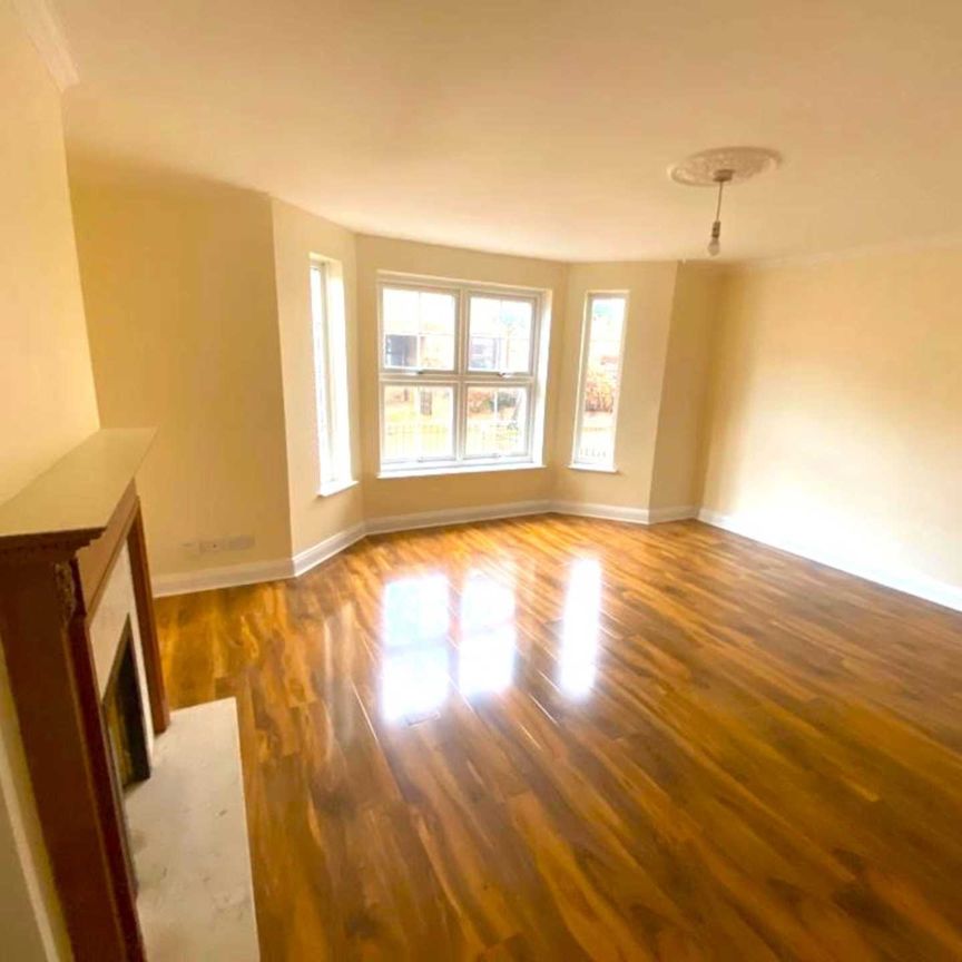 Robin Crescent, Beckton - Photo 1