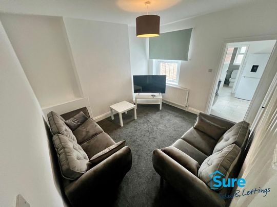 4 bedroom semi-detached house to rent - Photo 1